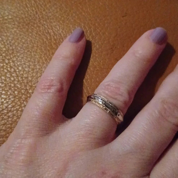 💙🌹New yellow tone wedding band - Picture 3 of 8